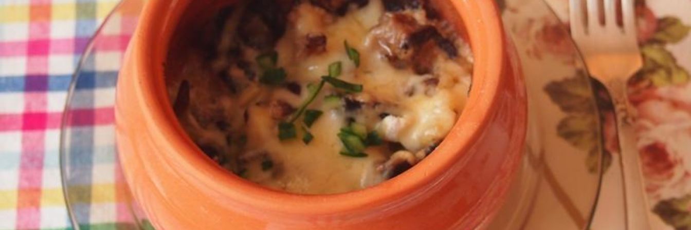Грибы в сметане в горшочке с сыром