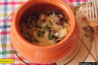 Грибы в сметане в горшочке с сыром