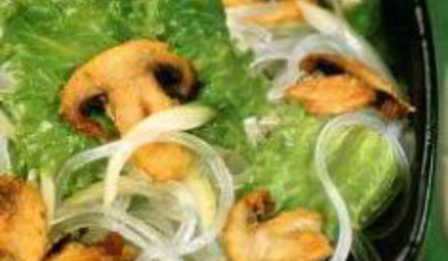 Рецепт грибов в сухарях, с рисовой лапшой и салатом фризе