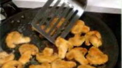 грибы в сухарях, с рисовой лапшой и салатом фризе