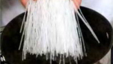 грибы в сухарях, с рисовой лапшой и салатом фризе