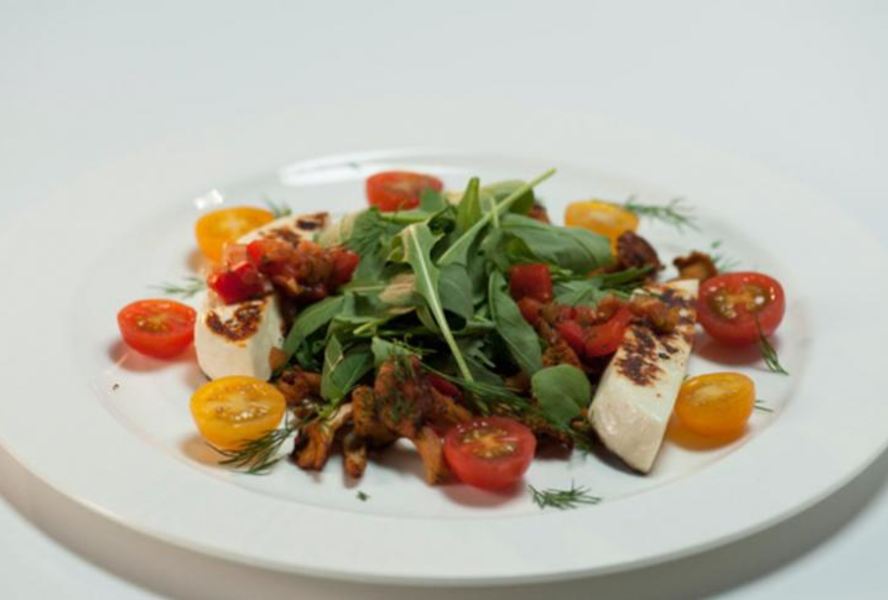 Лисички с жареным адыгейским сыром