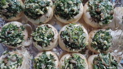 шампиньоны, фаршированные зеленым луком