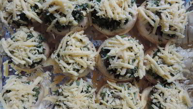 шампиньоны, фаршированные зеленым луком