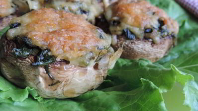 шампиньоны, фаршированные зеленым луком