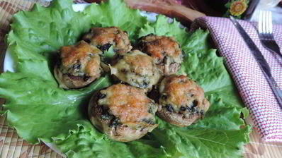 шампиньоны, фаршированные зеленым луком