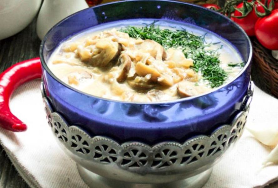 Шампиньоны королевские в сметанном соусе