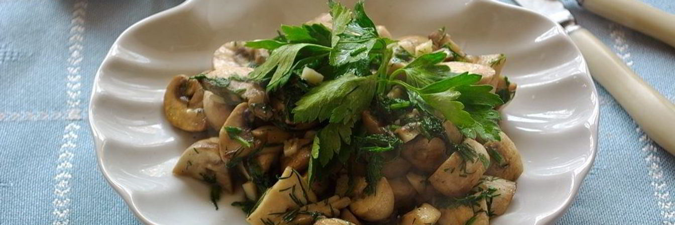 Шампиньоны с чесноком и зеленью