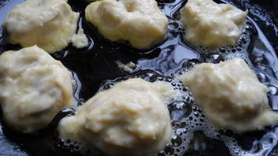 шампиньоны в сырном кляре