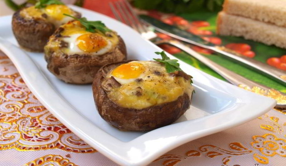 Рецепт шампиньонов запеченных с перепелиными яйцами