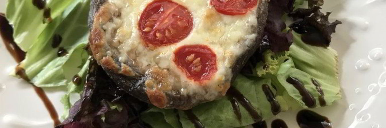 Шампиньоны, запеченные с сыром и помидорами