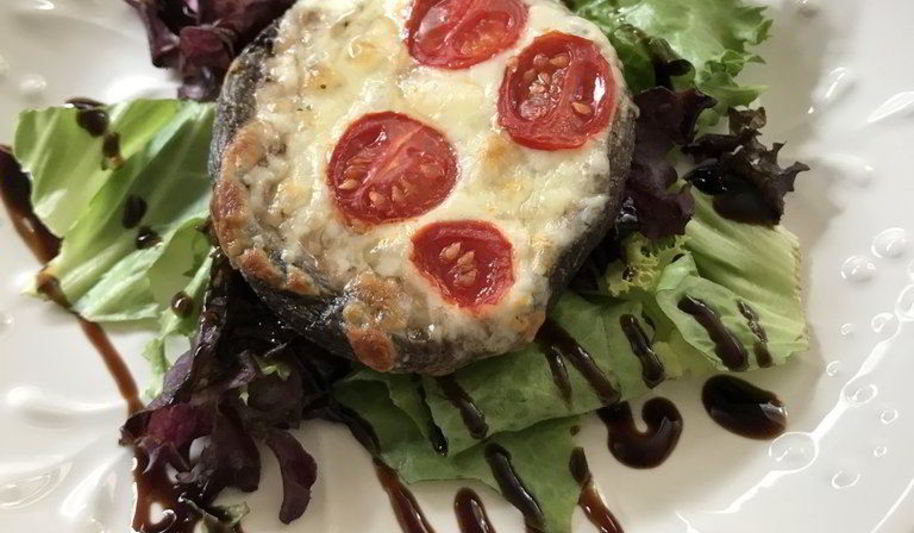 Рецепт шампиньонов, запеченных с сыром и помидорами