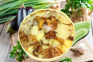 Тушеные лисички с картошкой