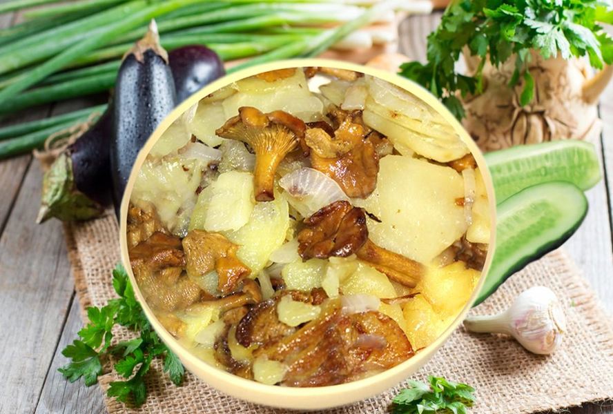 Тушеные лисички с картошкой