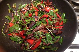 Удон с овощами, жаренными в соусе мисо