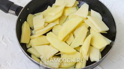 жареные грибы с картошкой на сковороде