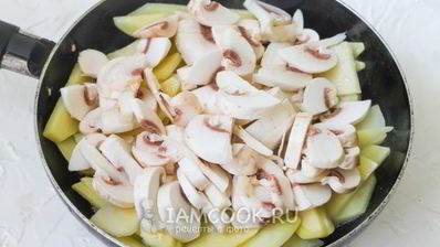 жареные грибы с картошкой на сковороде