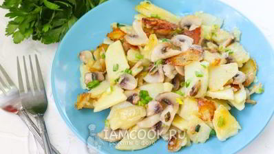 жареные грибы с картошкой на сковороде