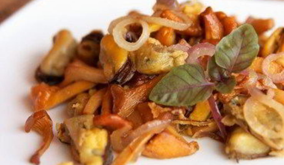 Рецепт жареных в духовке шиитаке, портобелло и шампиньоны с чесноком и розмарином