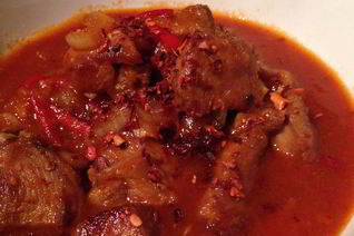 Гуляш из индейки с абрикосами