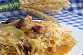 Гуляш из квашеной капусты под картофельным гратеном