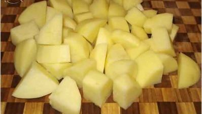 гуляш на вине, с картофелем и чипетками