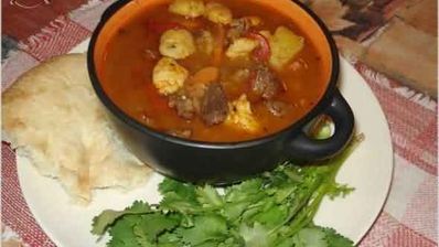 гуляш на вине, с картофелем и чипетками