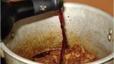 гуляш на вине, с картофелем и чипетками