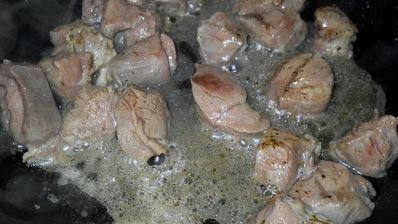 гуляш телячий в томатном соусе