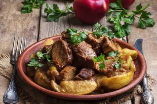 Сочный гуляш с яблоками