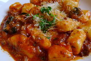 Картофельные клецки с томатным соусом