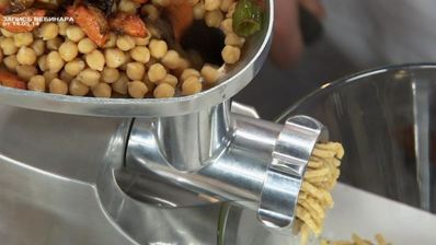 фалафель в пите с соусом гуакамоле и овощами