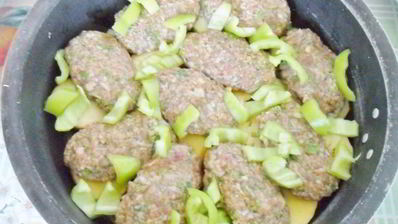 казан котлеты, котлеты в кастрюле