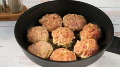 котлеты из индейки с жареными яблоками