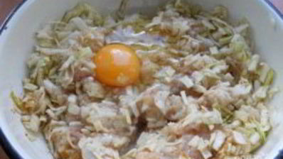 котлеты из куриного фарша с капустой, тушенные в томате