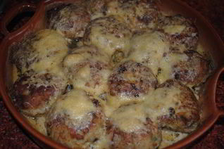 Рыбные котлетки под лимонно-сметанным соусом