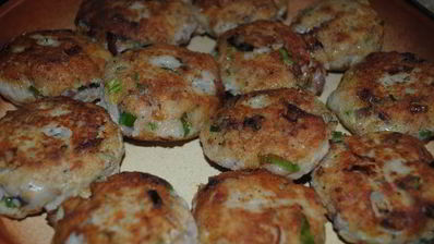 рыбные котлетки под лимонно-сметанным соусом