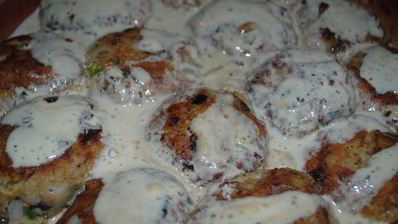 рыбные котлетки под лимонно-сметанным соусом