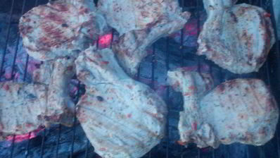 свиная котлета на кости на костре