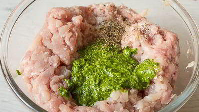 запеченные куриные котлеты с песто