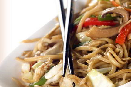 Лапша с курицей и овощами stir fry