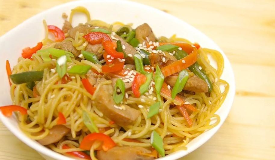 Рецепт лапши с курицей и овощами в вок сковороде