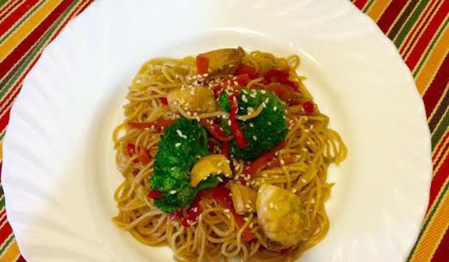 Рецепт лапши с курицей и овощами