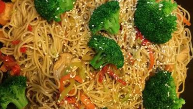 лапша с курицей и овощами