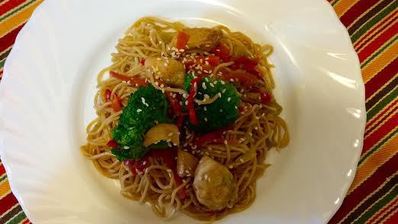 лапша с курицей и овощами