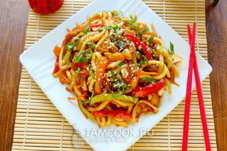 Лапша удон с кальмаром и овощами