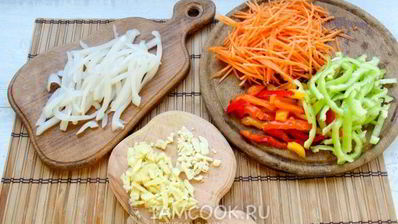 лапша удон с кальмаром и овощами