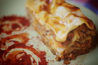 Лазанья с мясным фаршем и пармезаном