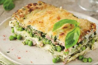 Лазанья с ветчиной, горошком и творогом