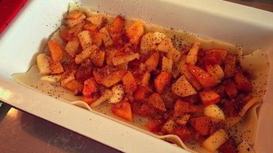 сладкая лазанья с яблоками, некторинами, грецкими орехами и курагой